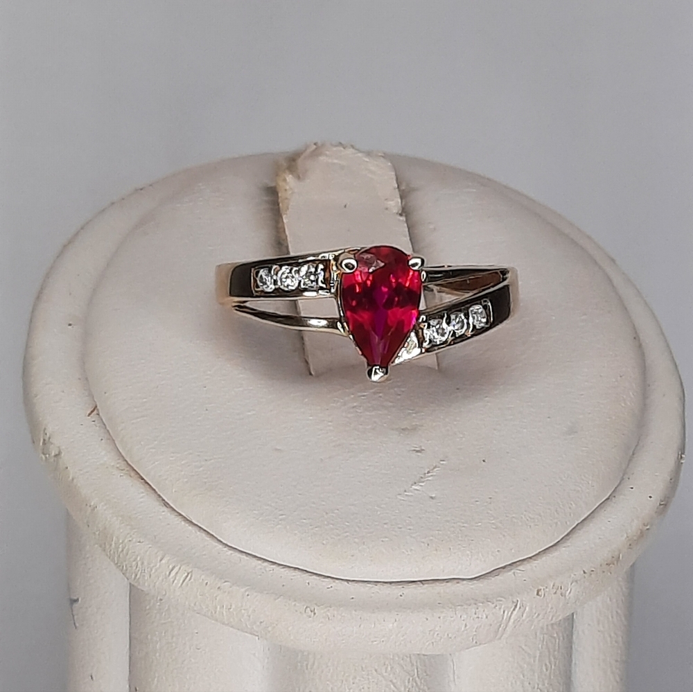 Elegant Yellow Gold Red Gemstone Ring